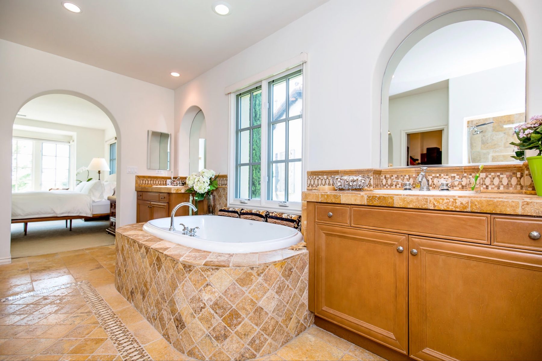 Master bath soaking tub